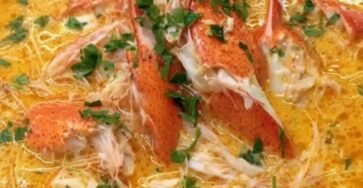 : Creamy Velvety Crab Seafood Bisque with Lump Crab Meat and Fresh Parsley