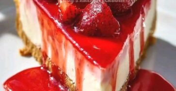 Baked strawberry cheesecake topped with fresh strawberries and strawberry sauce