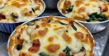 Low-carb Alfredo pizza bowls with chicken, spinach, mushrooms, bacon, and melted cheese