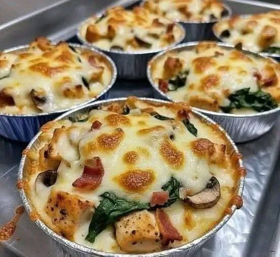 Low-carb Alfredo pizza bowls with chicken, spinach, mushrooms, bacon, and melted cheese